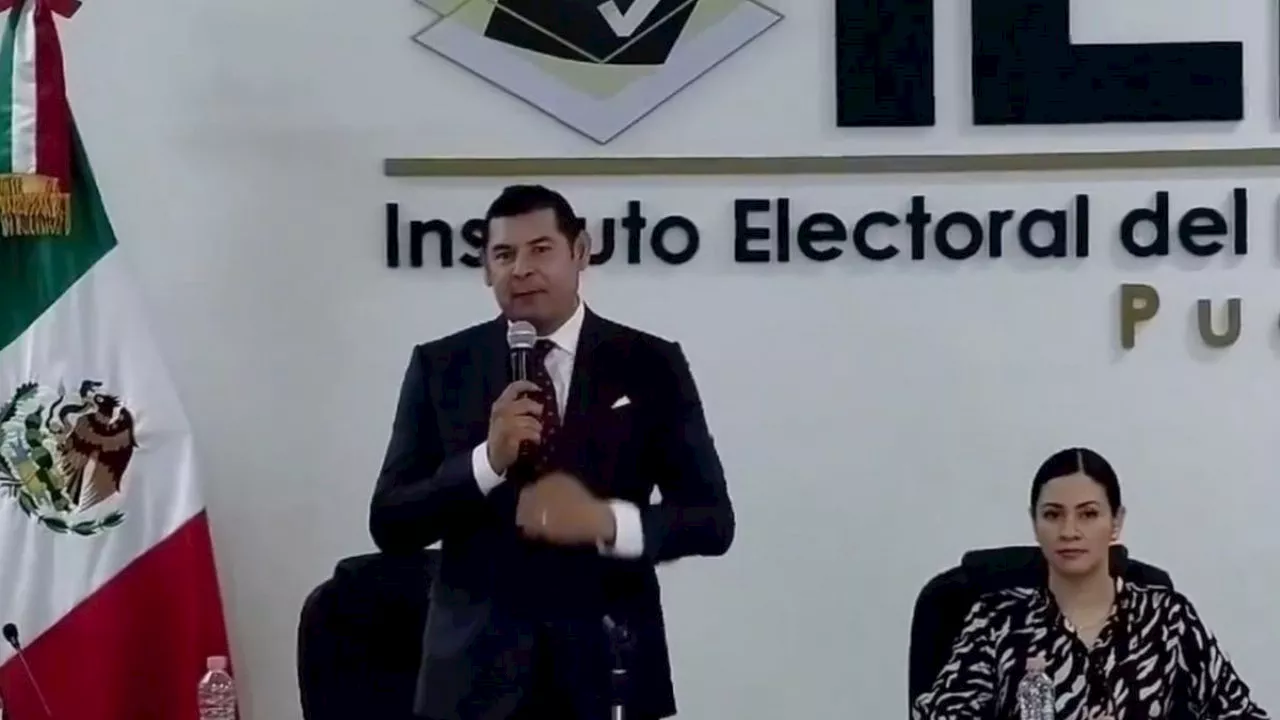 Armenta Mier se registra como candidato de Morena al gobierno de Puebla