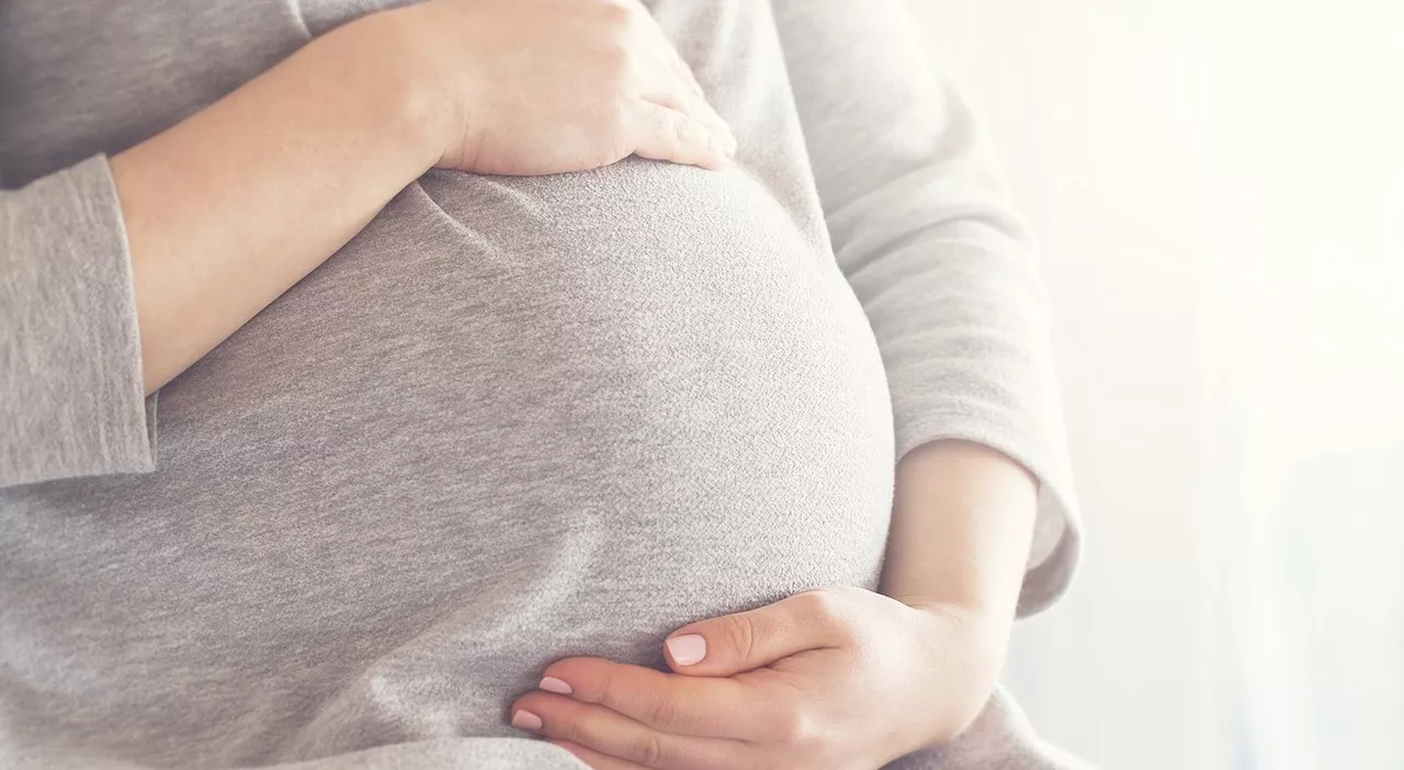 Abruzzo, elezioni regionali: si rompono le acque a donna incinta in fila per il voto, corsa in ospedale e nasc