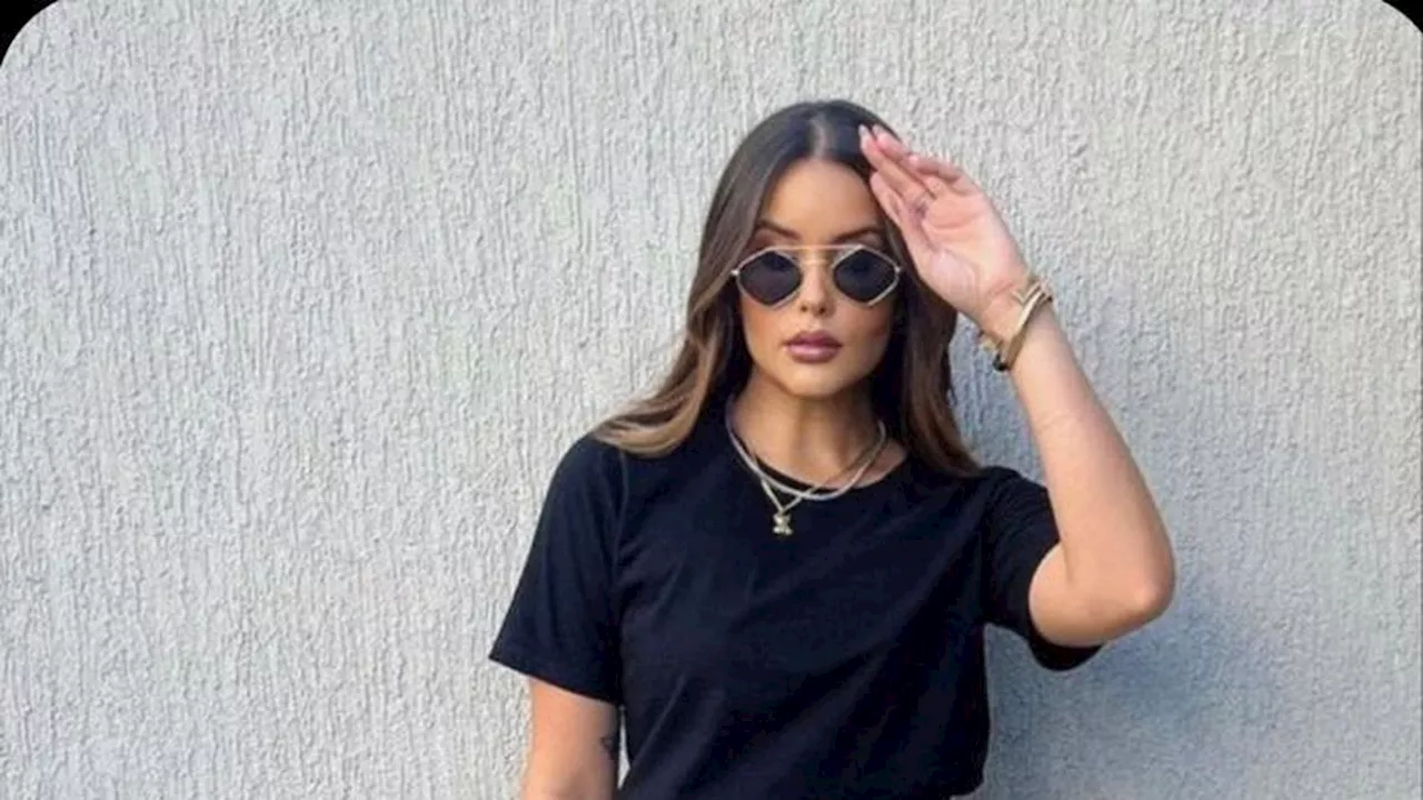 Outfit yang Pas untuk Kemeja Hitam Wanita Agar Makin Percaya Diri