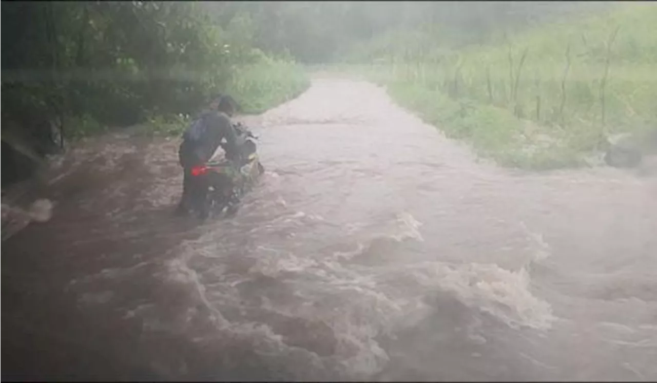 Banjir Bandang di Tanjung Bunga Flores Timur Akses Jalan Warga Lumpuh