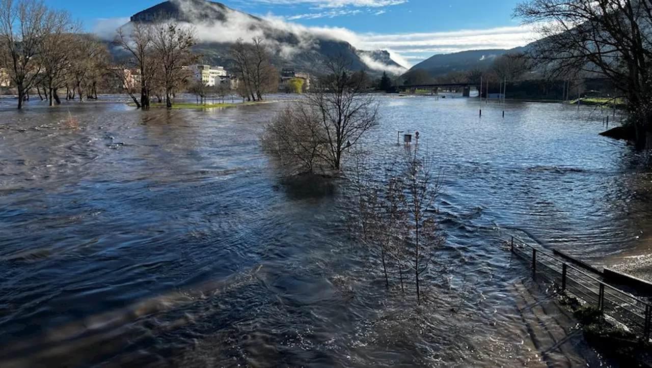 Les images de la crue du Tarn, toujours en vigilance jaune, qui atteint les 5m à Millau