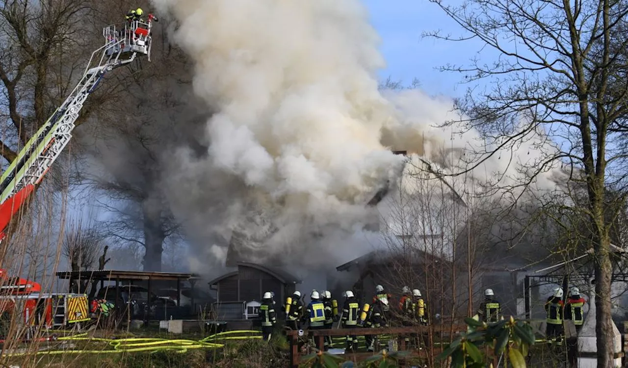 „Rettung in letzter Sekunde“: Flammen schlagen aus Reetdachhaus