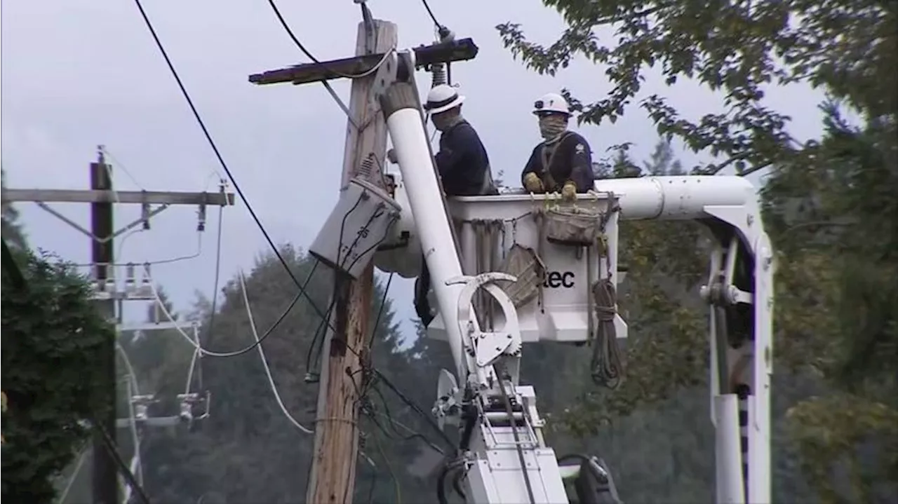 Wind wreaks havoc across Western Washington, tens of thousands without power