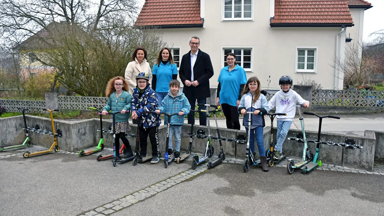 Neuer Roller-Parkplatz vor der Volksschule