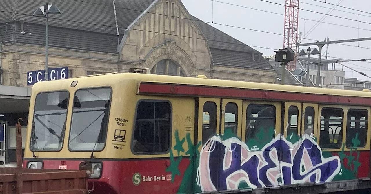 Besuch aus der Hauptstadt: Berliner S-Bahn rollt durch den Bielefelder Hauptbahnhof