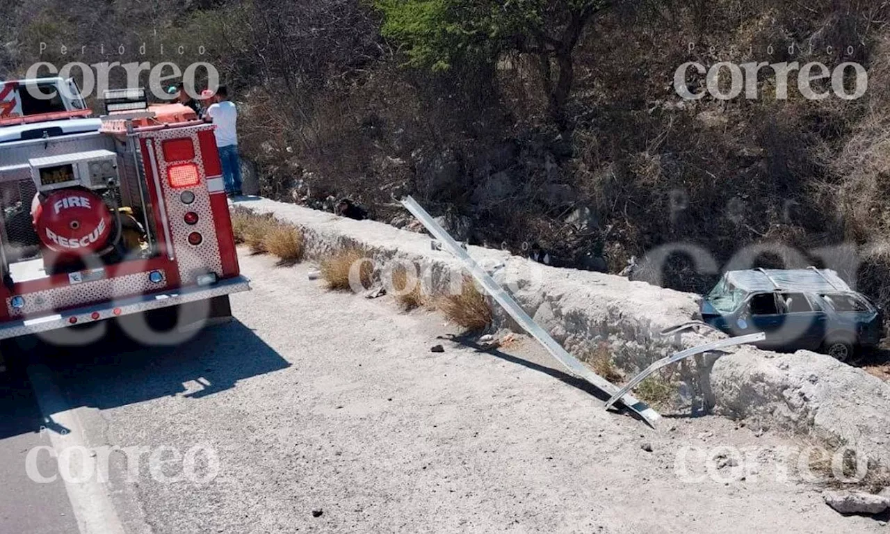 Camioneta con pareja cae a barranco en Valle de Santiago; él muere y ella sale herida