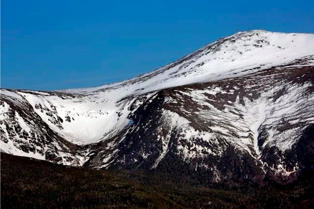 A backcountry skier has died on New Hampshire's Mount Washington in icy conditions; 2 others injured