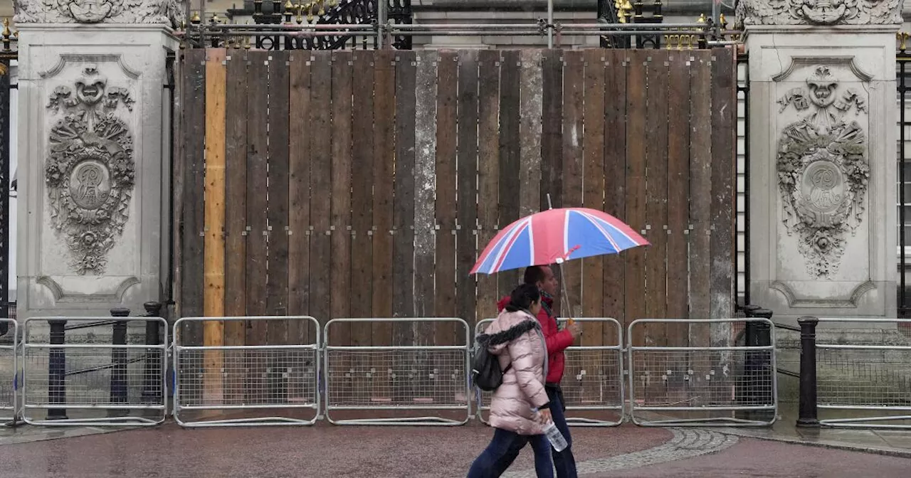 Driver arrested after crashing his car into the gates of Buckingham Palace in London