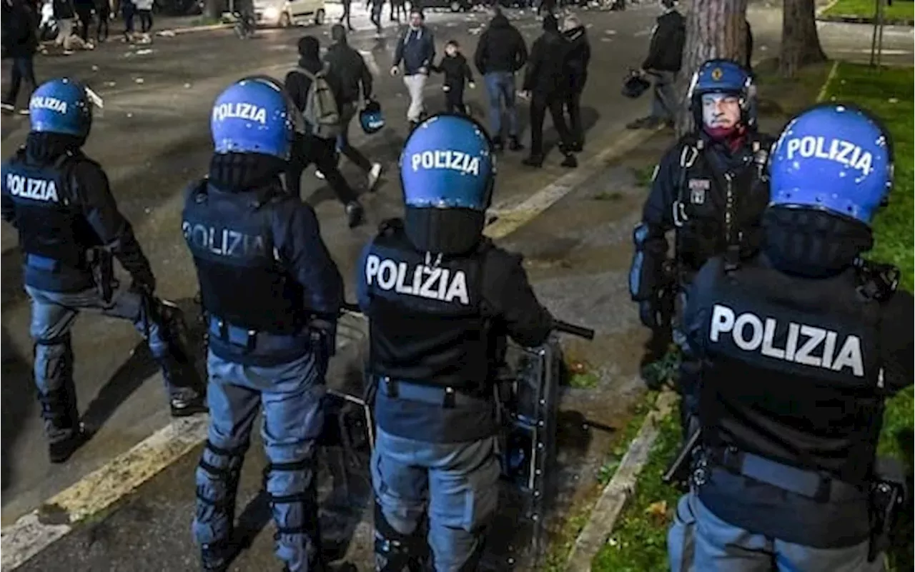 Scontri Tra Ultras Prima Di Venezia-Bari: Tre Agenti Feriti | Italia ...