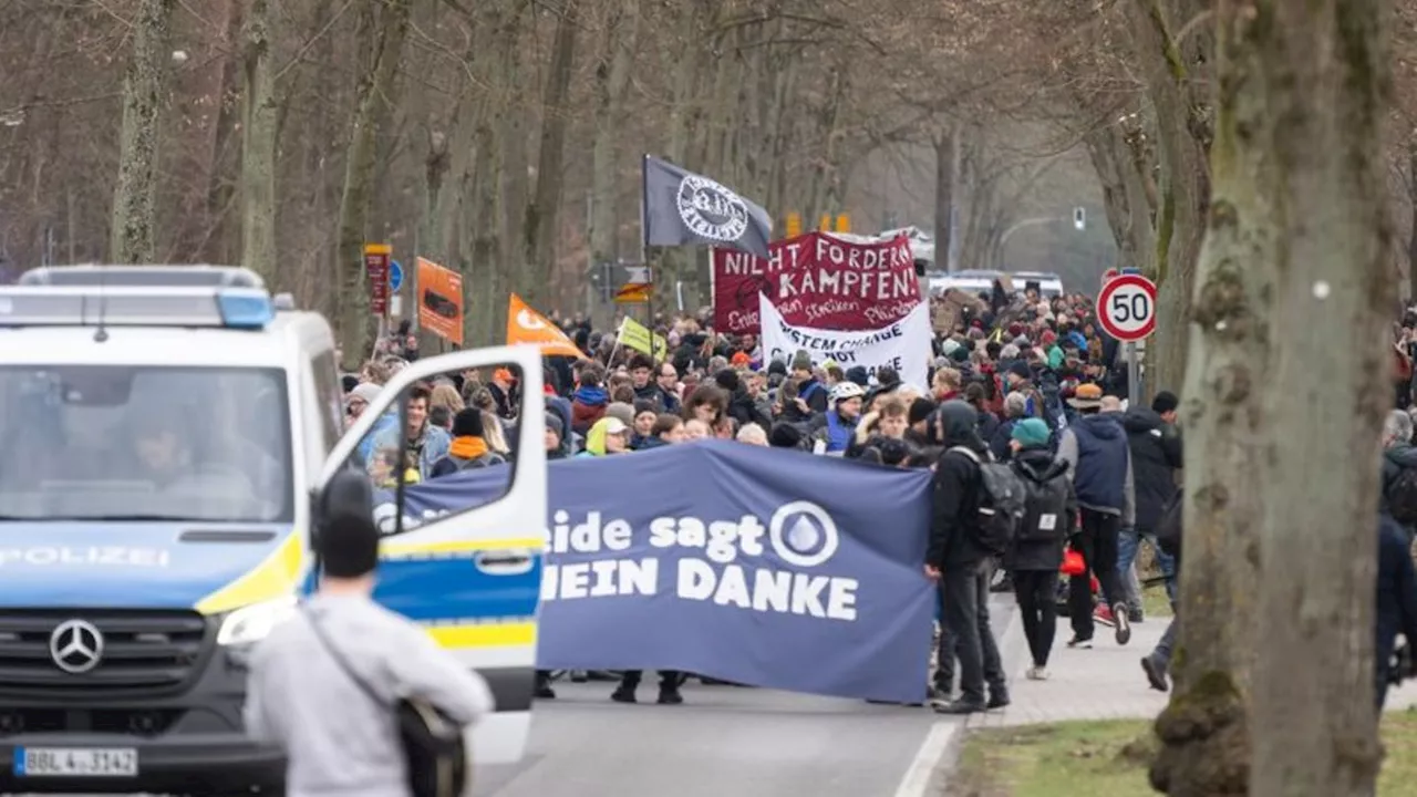 Auto: Demonstration gegen Tesla: Polizei nimmt fünf Anzeigen auf