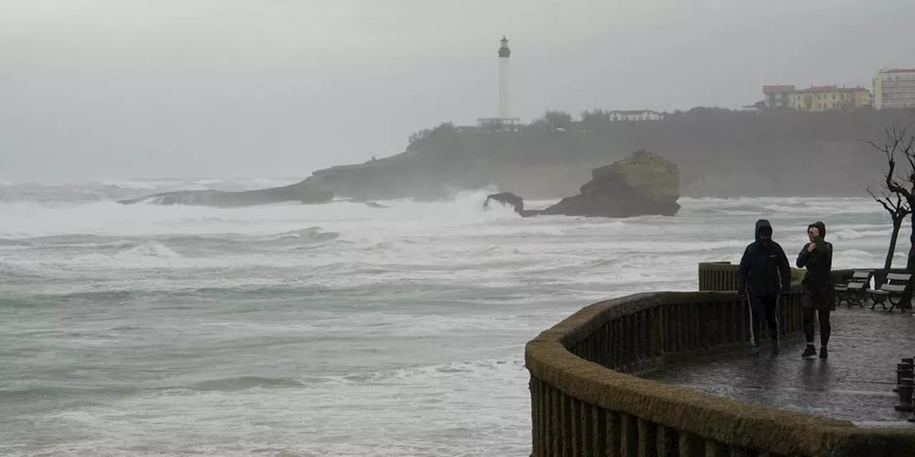 Crues, vagues-submersion : quatre départements de Nouvelle-Aquitaine en vigilance orange, un disparu dans le Gard