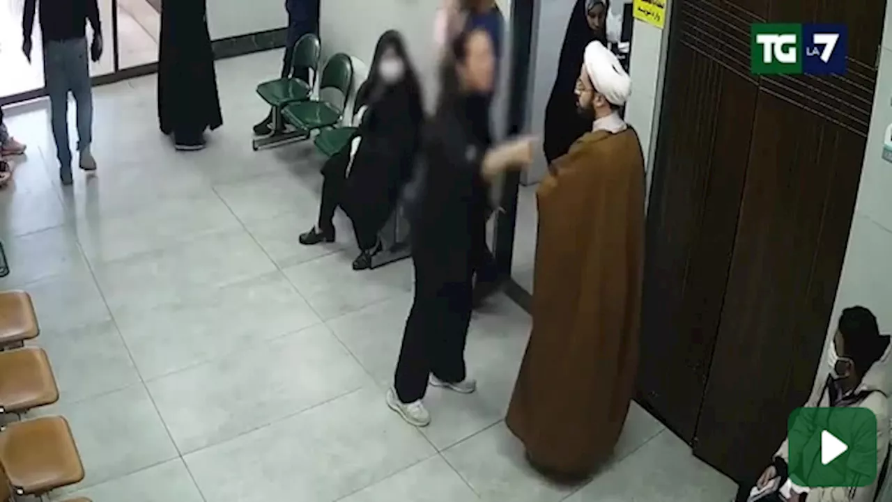 Iran, donna senza velo si scaglia contro un mullah che la vuole denunciare: il video