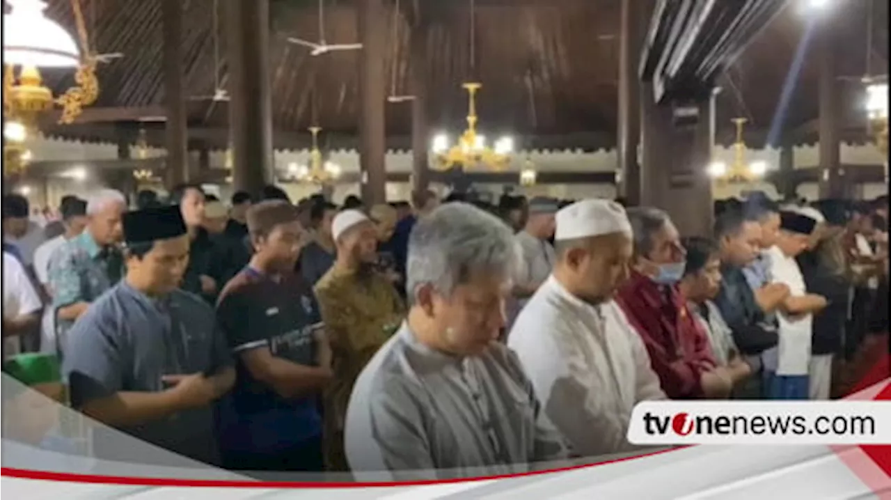 Diikuti Ratusan Jemaah, Masjid Gedhe Kauman Yogya Gelar Tarawih Perdana