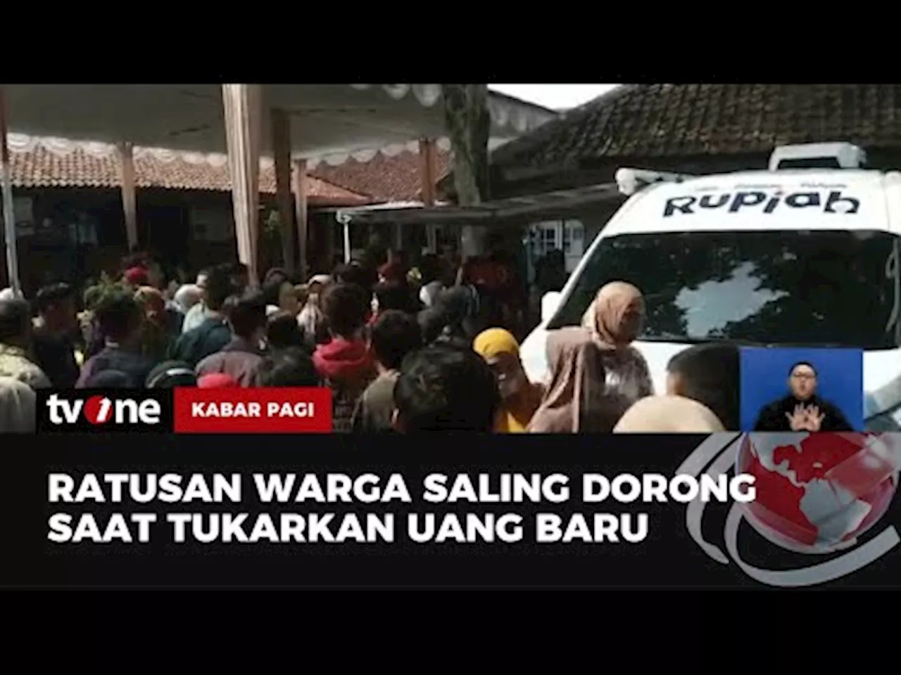 Ratusan Warga Serbu Tempat Penukaran Uang Baru, Kericuhan Tidak Terhindarkan