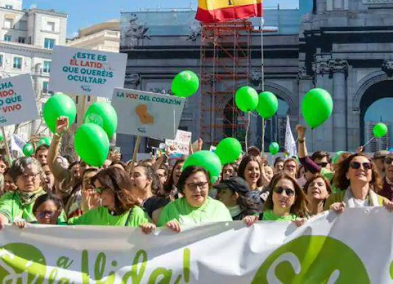 Se reúnen miles en manifestación “provida” en Madrid, España