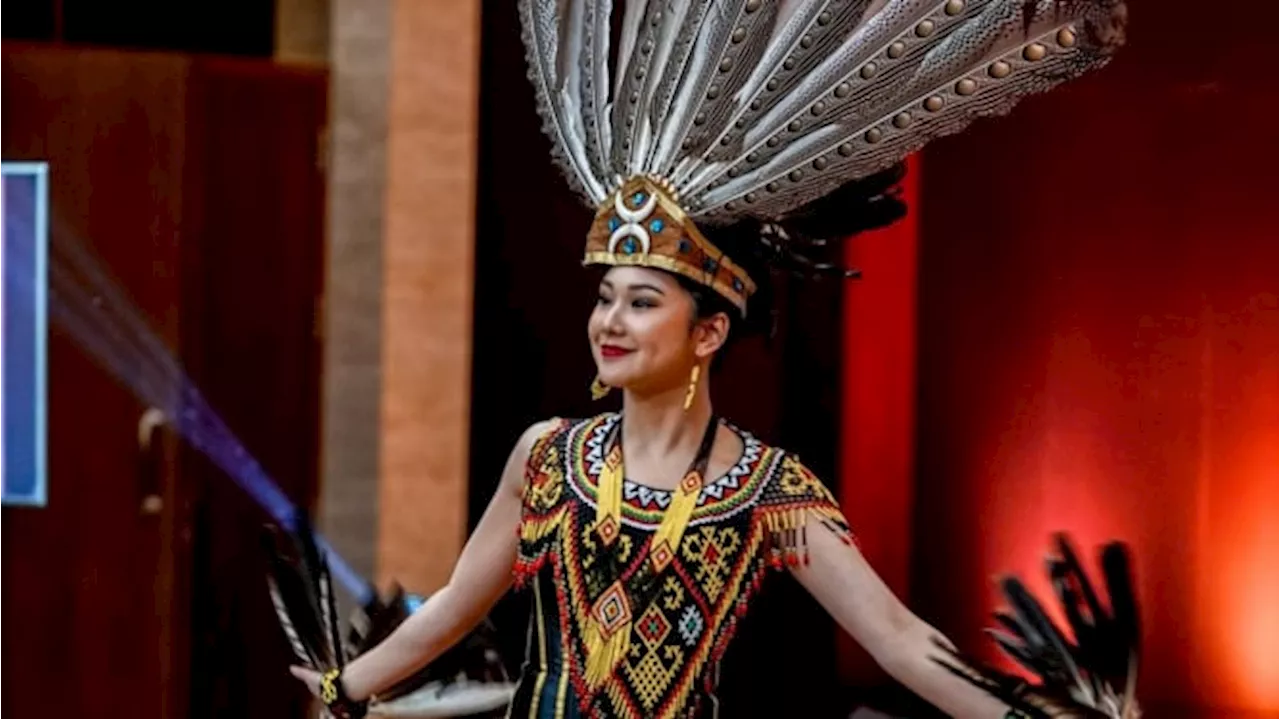 Berbalut Busana Adat Kalimantan, Pesona Audrey Vanessa Memukau Ajang Miss World 2024