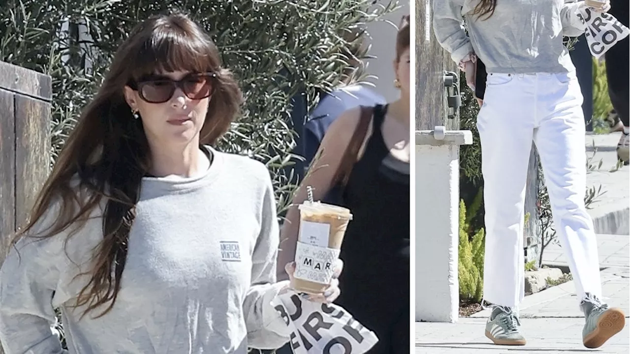 Dakota Johnson es la inspiración para vestir en domingo con jeans blancos y tenis Adidas Samba