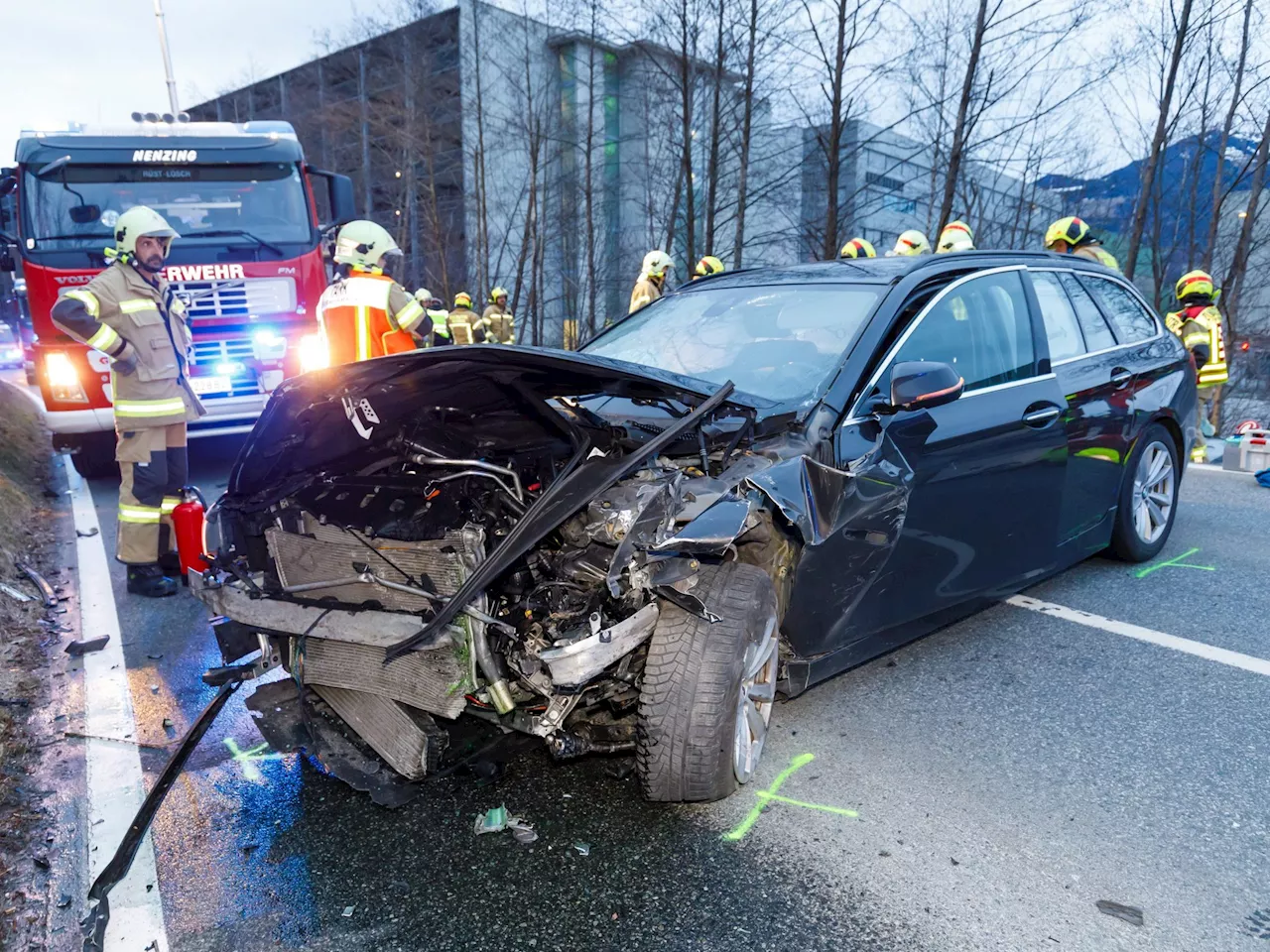 Nenzing: Pkw-Lenker eingeklemmt und schwerst verletzt