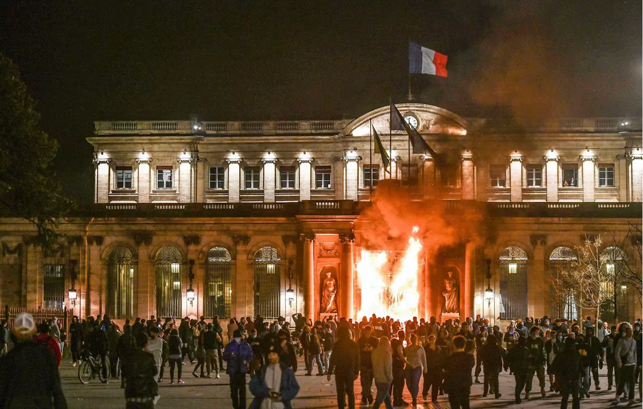 Bordeaux : « On va cramer la mairie »… Cinq hommes jugés pour l’incendie de la porte de l’Hôtel de ville