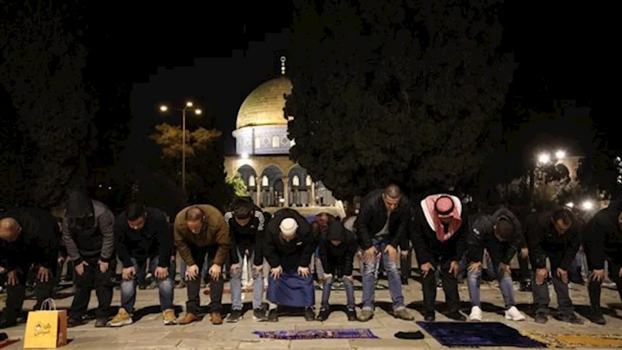 فلسطينيون يؤدون صلاة الفجر في اليوم الأول من شهر رمضان بالمسجد الأقصى المبارك