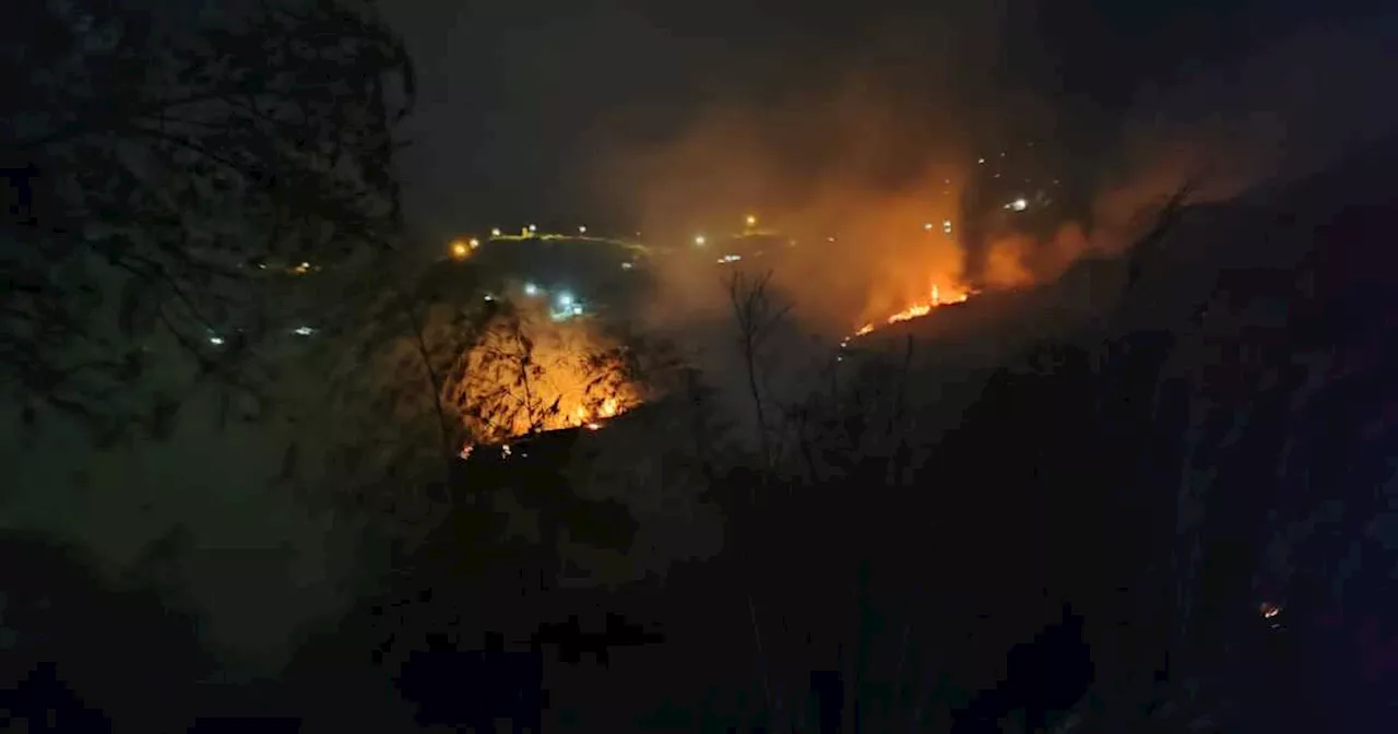 Incendio forestal en Siloé, ladera de Cali, pone en riesgo varias viviendas