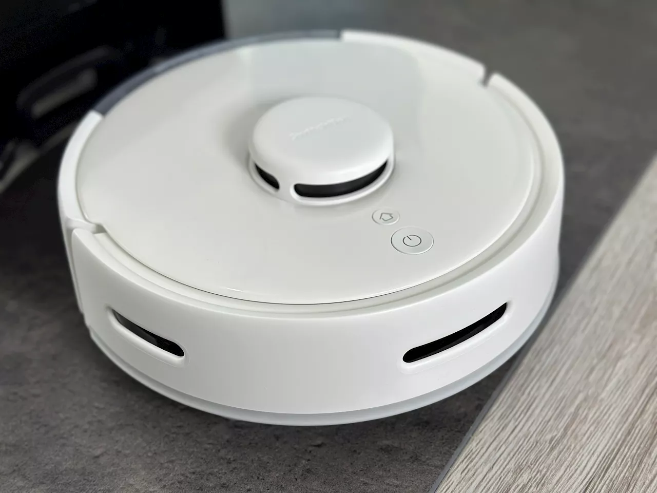 Test Switchbot K10+ : un mini aspirateur robot surprenant, pour le meilleur et pour le pire