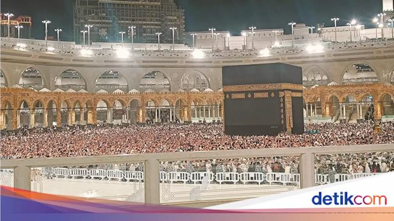 Potret Kepadatan Jemaah saat Salat Tarawih Perdana di Masjidil Haram