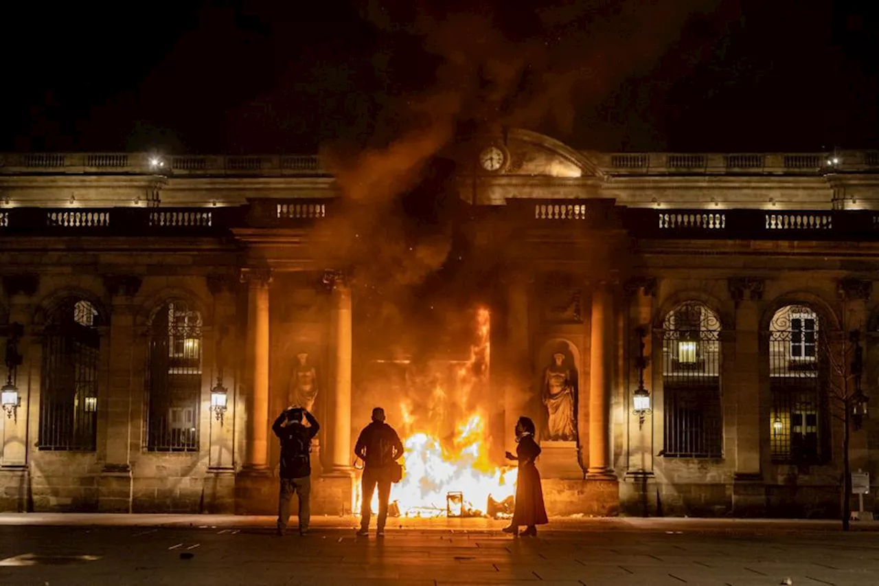 Incendie de la porte de la mairie de Bordeaux : jusqu'à 6 ans de prison ferme pour les cinq hommes mis en cau