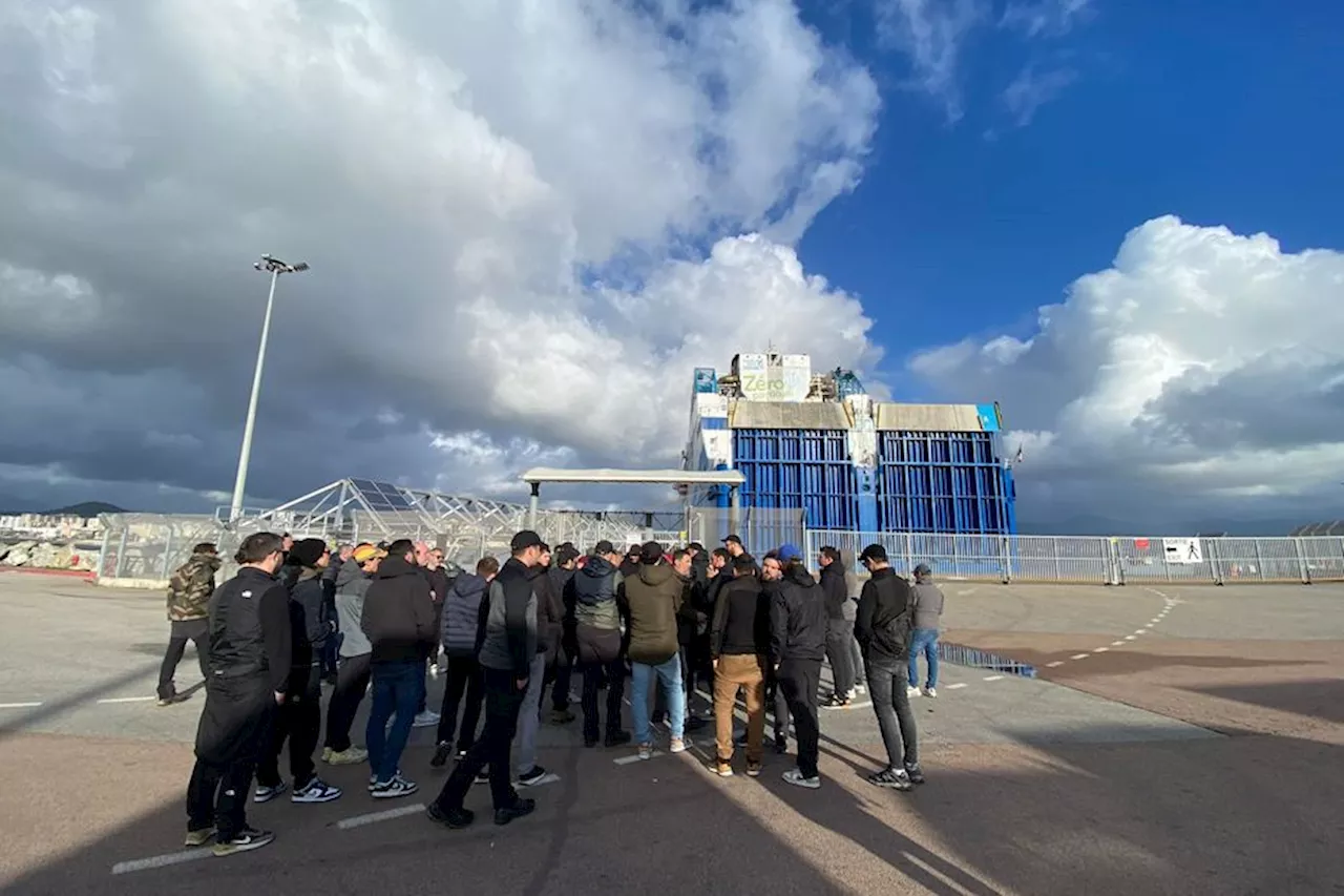 VIDEO : un bateau de la Méridionale bloqué à quai à Ajaccio, neuf traversées annulées, alors que les marins de