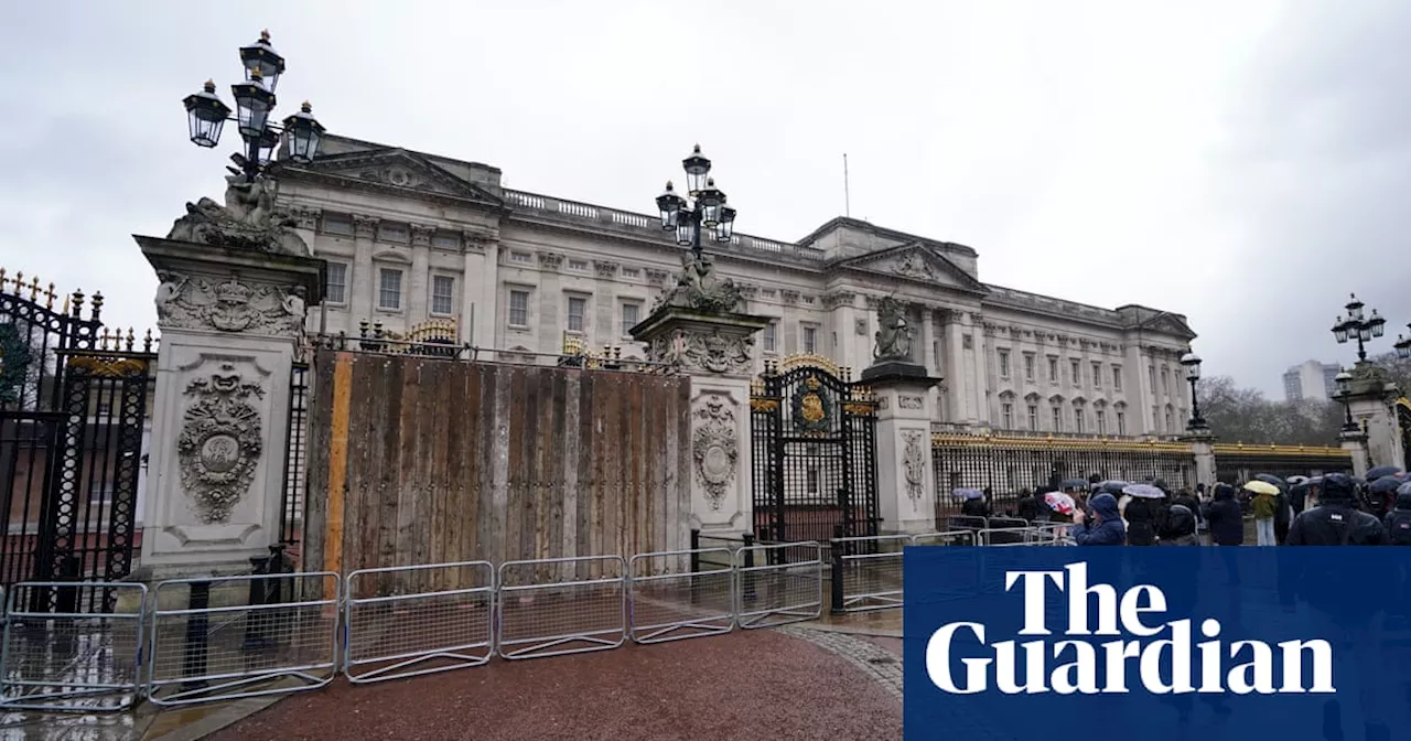 Man arrested after crashing car into Buckingham Palace gates