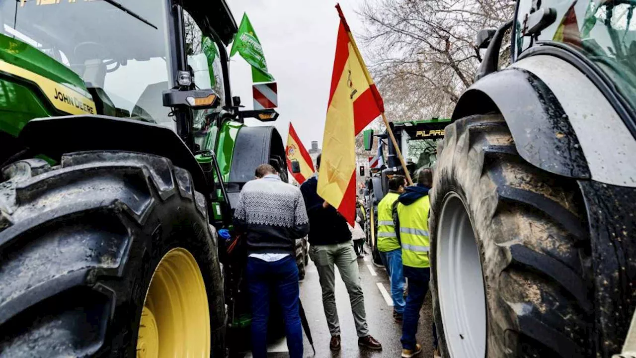 'Seguimos aquí': los agricultores se reorganizan para relanzar sus tractoradas por toda España