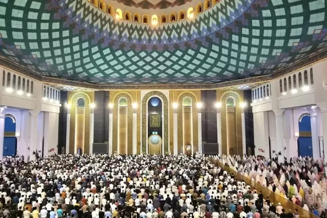 Hari Pertama Tarawih di Masjid Agung Surabaya, 15 Ribu Jamaah Lakukan Salat Berjamaah