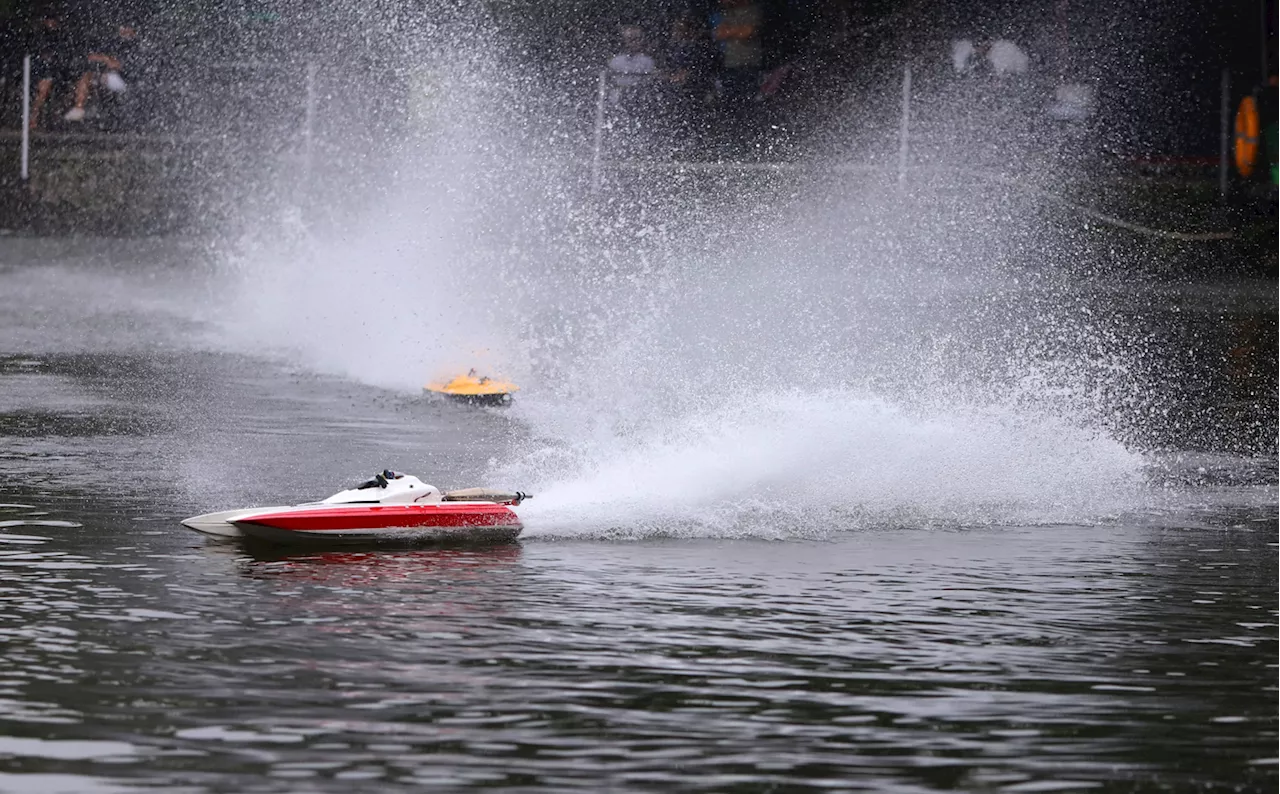 Pehobi Remote Control (RC) Speedboat di Danau Cinere Pangkalan Jati