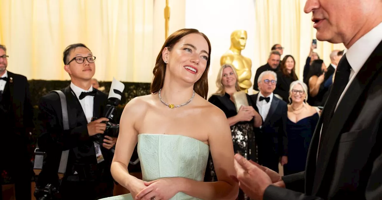 Emma Stone muestra su emoción por el Oscar otorgado a la arriesgada ‘Poor Things’