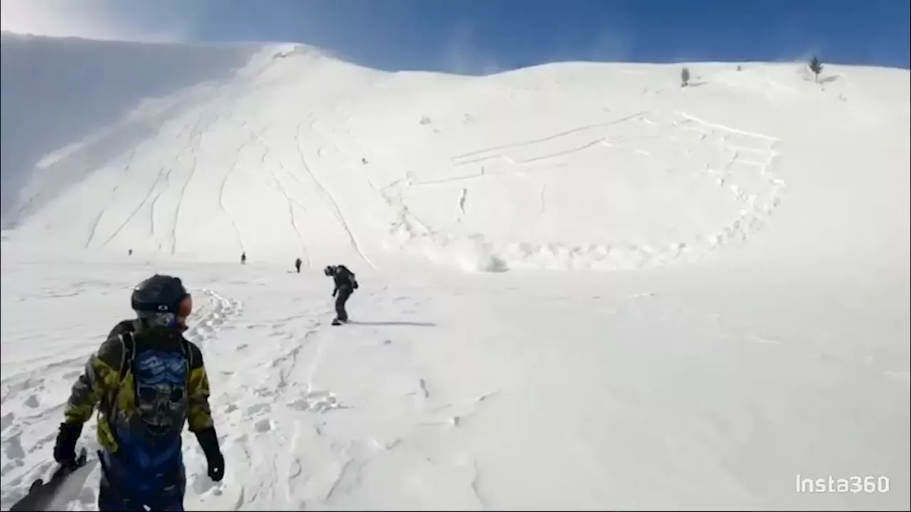 В Хакасии сняли на видео лавину, которая накрыла сноубордиста