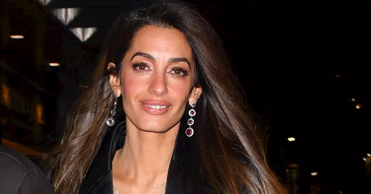 En cuissardes façon croco et teddy fausse fourrure, Amal Clooney surprend à Londres