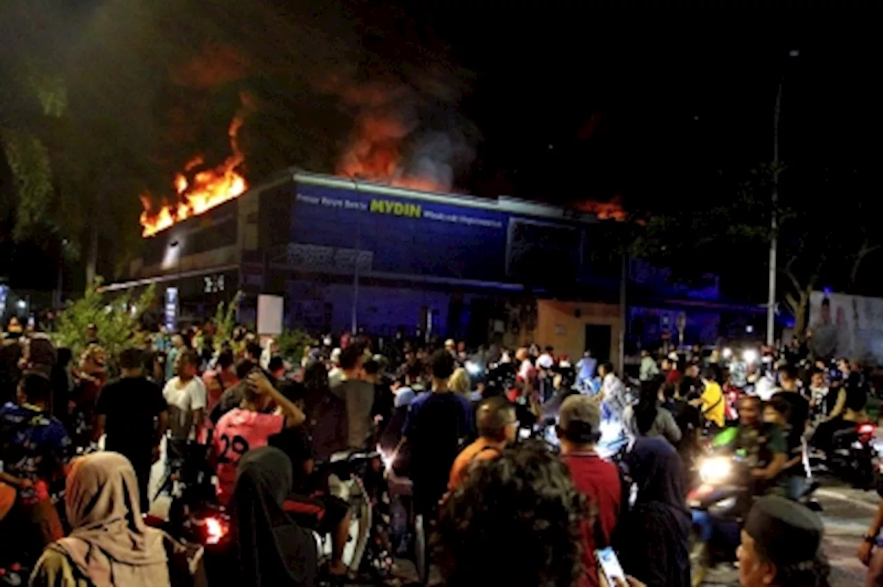 Perak Fire Dept: Mydin Hypermarket in Ipoh catches fire