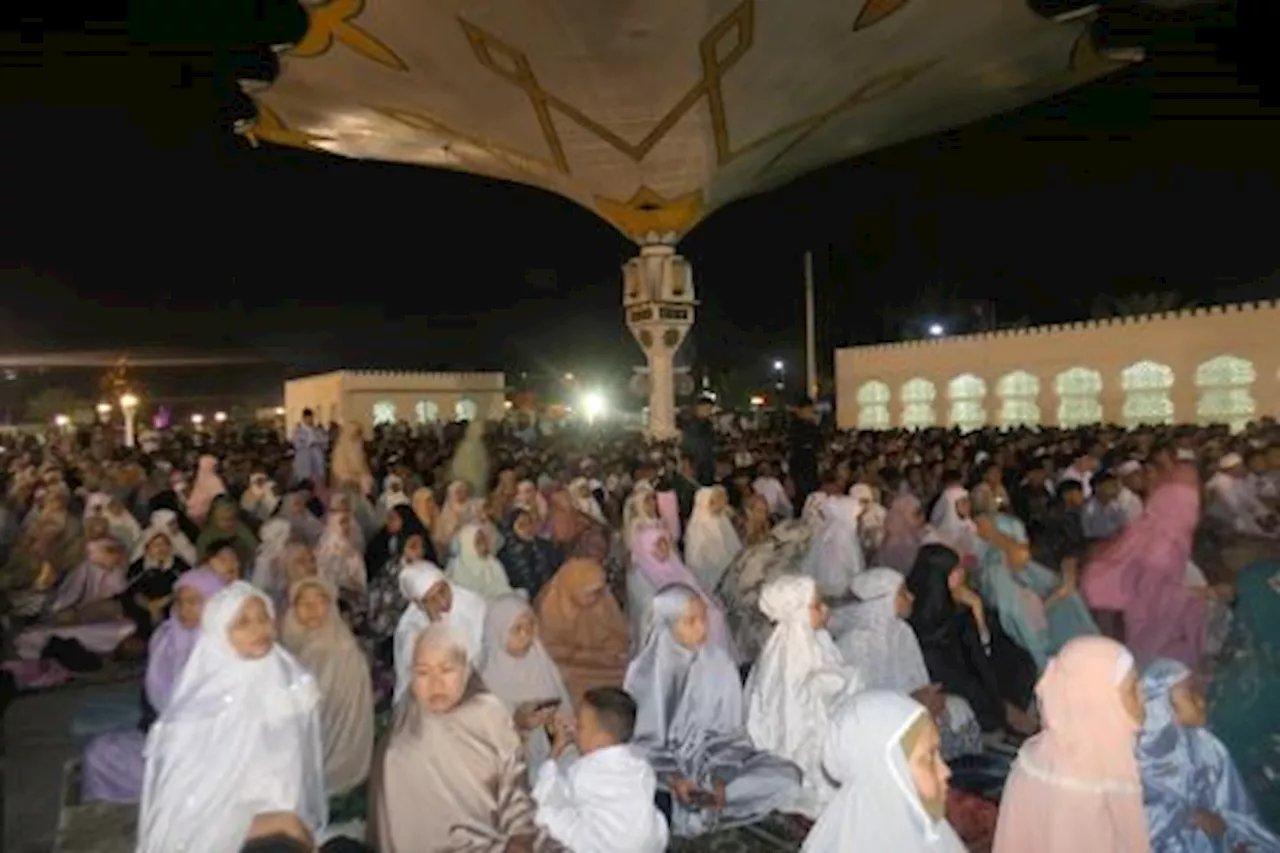 Malam Pertama Tarawih Ribuan Jemaah Padati Masjid Raya Baiturrahman Banda Aceh