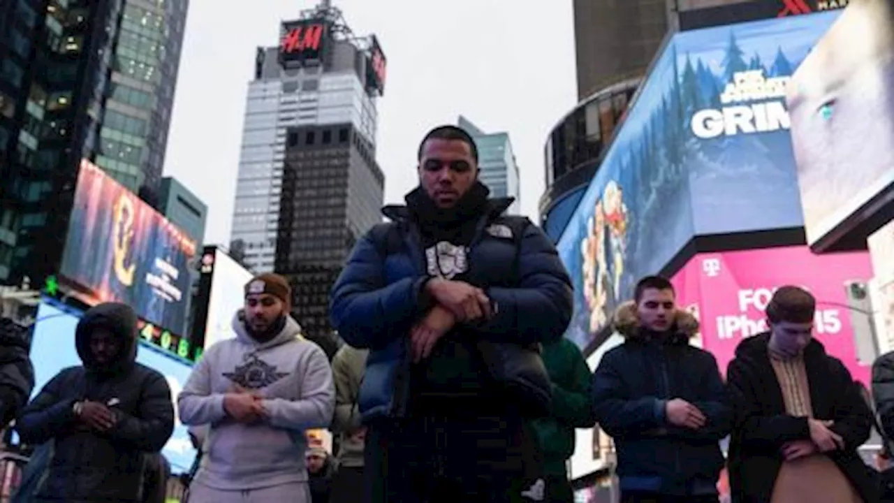 Umat Muslim Berkumpul untuk Berdoa di Times Square NY saat Ramadan Dimulai