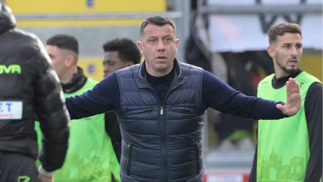 Lecce despide a su entrenador tras agresión a jugador de Hellas Verona