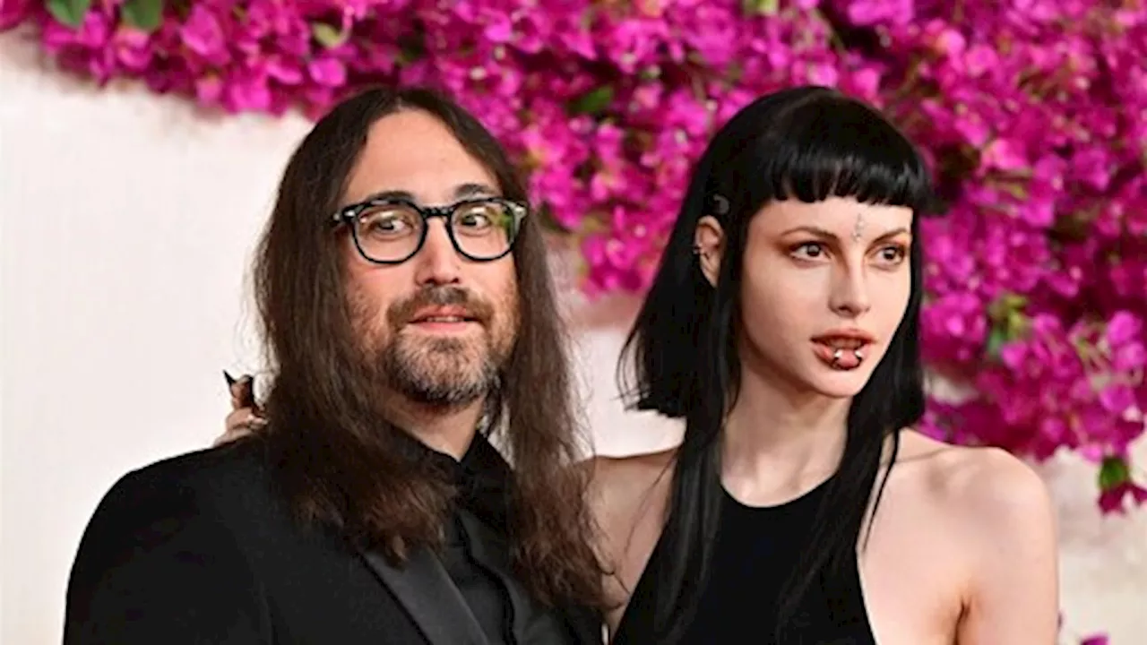 Sean Lennon wenst moeder Yoko Ono fijne Moederdag op Oscarpodium