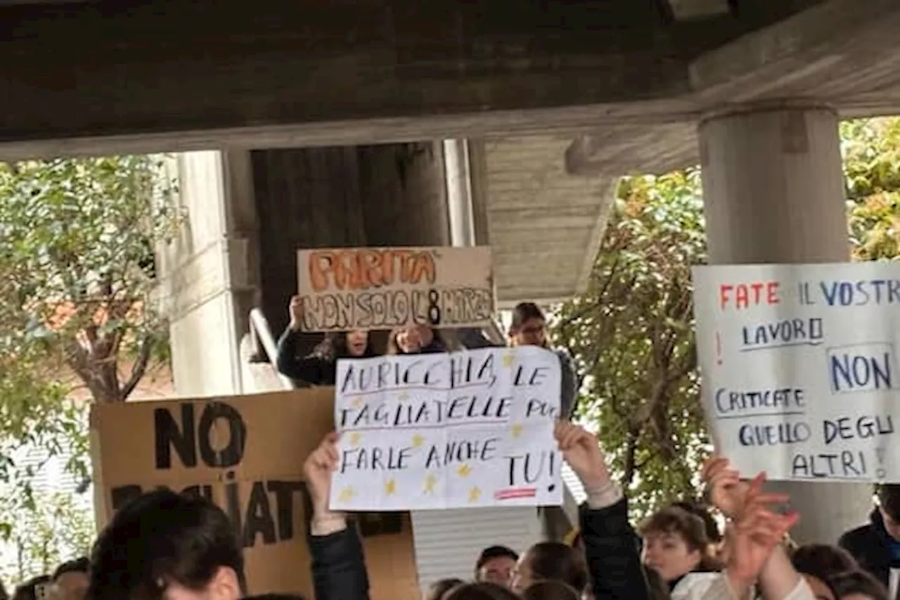 Imperia, post sessista del preside contro la guardalinee: protesta degli studenti