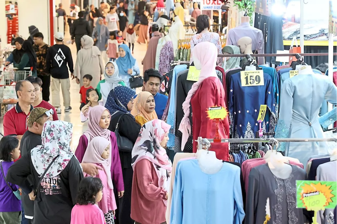 Hari Raya clothes selling for knockdown prices