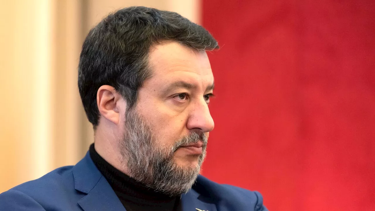 Nella Lega c'è chi vuole cancellare "Salvini premier" dal simbolo per fermare il tracollo