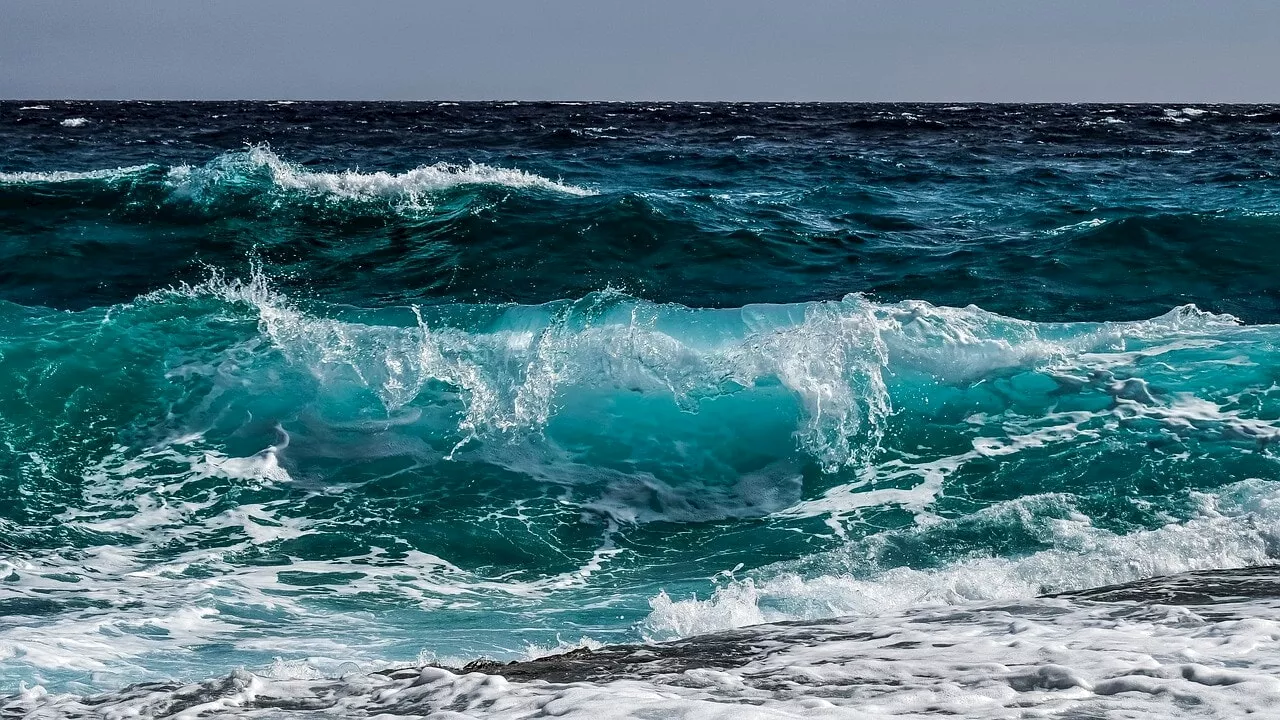 Sedici ore in balia delle onde: surfista si salva solo grazie alla forza di volontà