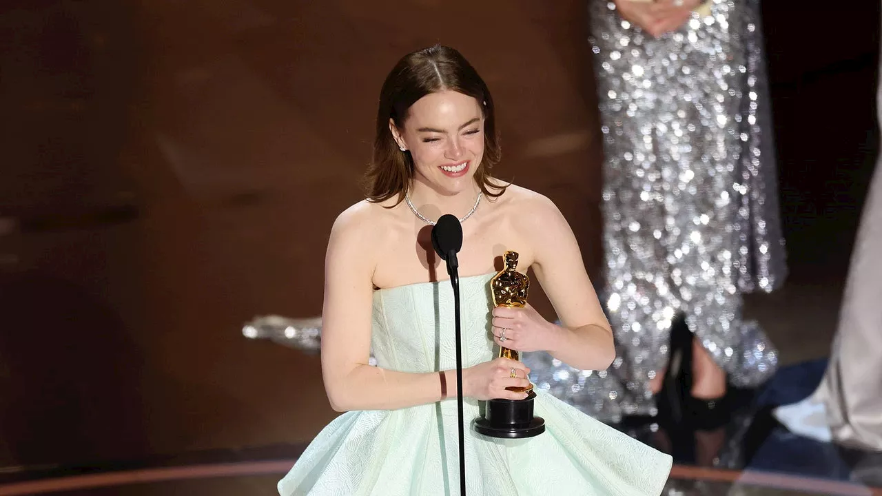 Emma Stone vince il suo secondo Oscar ed entra nella storia (e noi siamo pazzi di lei)