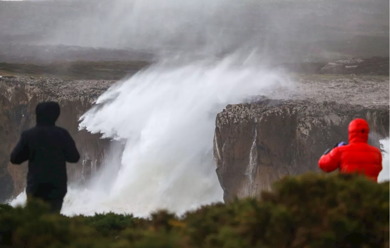 Tempête Monica : Emportées par les vagues, trois personnes portées disparues en Espagne