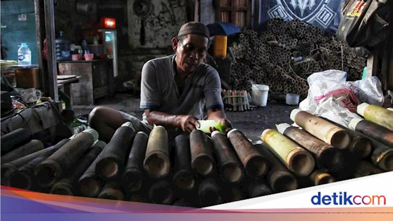 Melihat Pembuatan Lemang yang Jadi Primadona Saat Ramadan