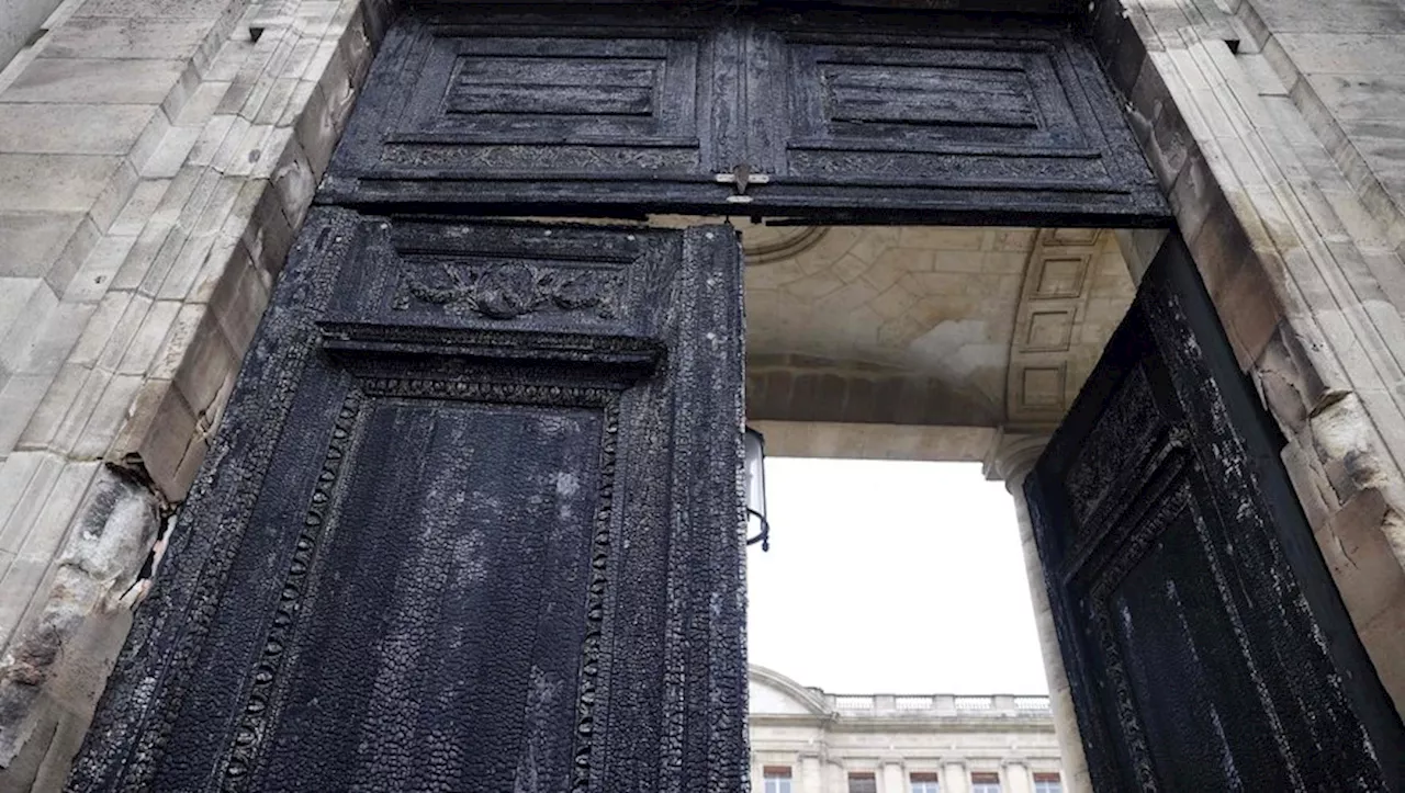 Cinq hommes comparaissent devant la justice pour l'incendie de la porte de l'hôtel de ville de Bordeaux