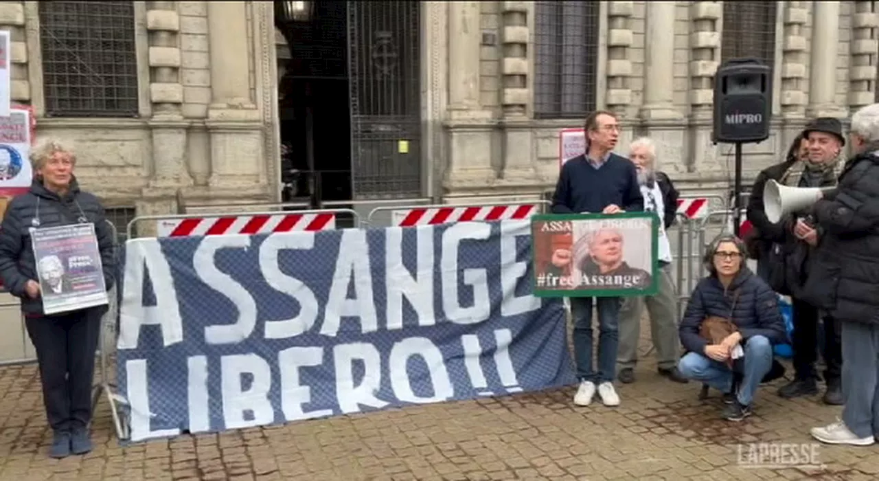 A Milano si vota per la cittadinanza onoraria ad Assange: il presidio davanti al Comune